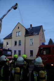 Schwarzenberg: Leerstehendes Mehrfamilienhaus brennt - Momentan schließt die Polizei eine Brandstiftung nicht aus.