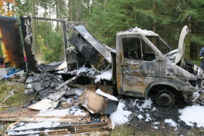 Schwarzenberg: Möbeltransporter mit neuer Küche brennt vollständig ab - Als die Einsatzkräfte ankamen, stand ein mit einer neuen Küche beladener Transporter bereits komplett in Flammen. 