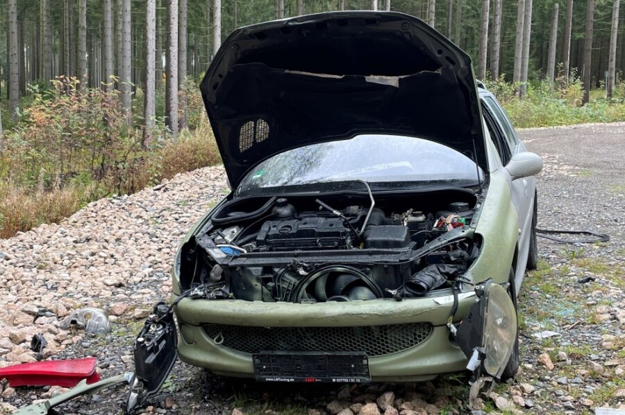 Schwarzenberg: Passanten entdecken zerlegtes Schrottauto am Waldrand - Sollte das der Versuch gewesen sein, ein Auto "zu entsorgen", so ist dieser kläglich gescheitert. Mittlerweile ist das Fahrzeug nicht mehr fahrtüchtig.