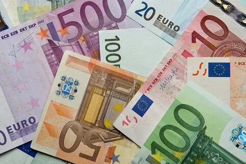 Schwarzenberg: Passanten finden Tausende Euro auf dem Fußweg - 