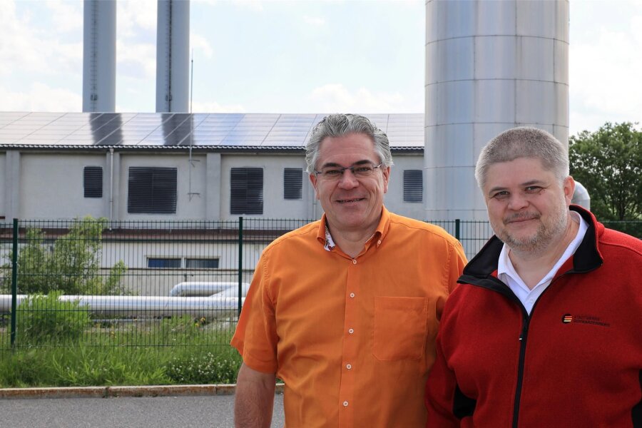 Schwarzenberg: Sonne liefert jetzt Energie für Hallenbad und Sauna - Schwarzenbergs Oberbürgermeister Ruben Gehart (l.) und Stadtwerke-Geschäftsführer Sascha Wehrmann vor dem Blockheizkraftwerk, auf dem die Solarmodule installiert wurden.