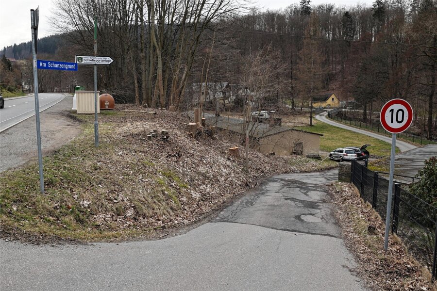 Schwarzenberg: Stadt lässt Zufahrt zum Schanzengelände in Pöhla auf Vordermann bringen - Die von der Hauptstraße in Pöhla abzweigende Straße „Am Schanzengrund“ wird im Sommer auf 70 Metern saniert.