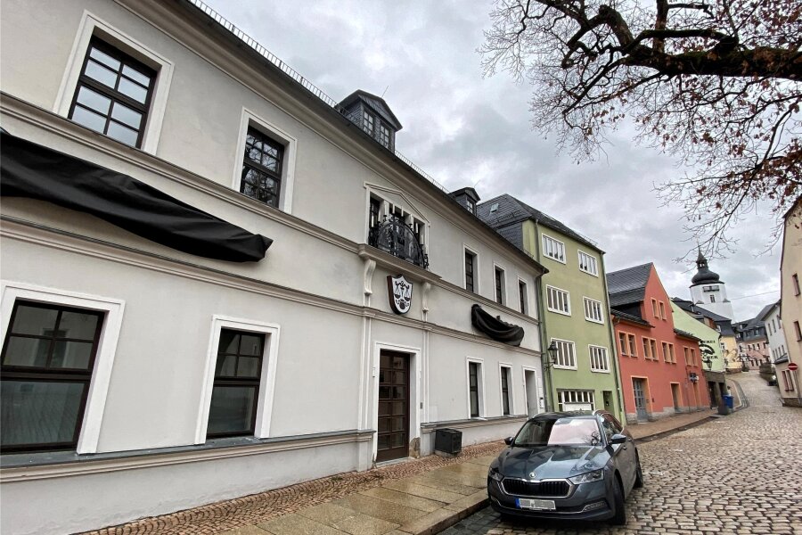 Schwarzenberg: Stadtinfo soll in frühere Sparkassenfiliale ziehen – weitere Nutzung noch offen - Das viele Jahre von der Sparkasse genutzte Gebäude war nach dem Stadtbrand von 1824 als Schule gebaut worden.