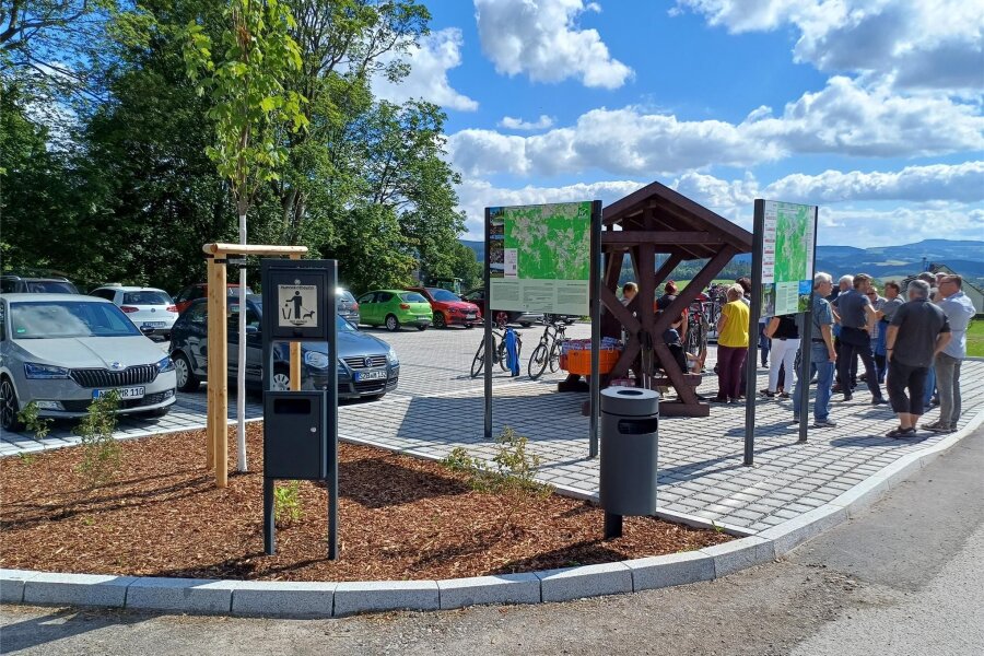 Schwarzenberg: Wanderparkplatz übergeben – Ausgangspunkt für Touren zu Fuß oder mit dem Rad - Der neue Wanderparkplatz am Bockauer Weg in Schwarzenberg ist am Montag offiziell eingeweiht worden.