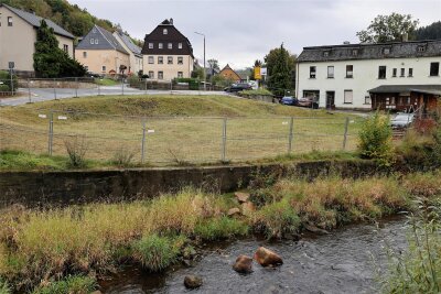 Schwarzenberg: Warum tut sich nichts auf dem Gelände der alten Herrenmühle? - Die Stützmauer zum Schwarzwasser am Grundstück der einstigen Herrenmühle in Schwarzenberg ist marode.