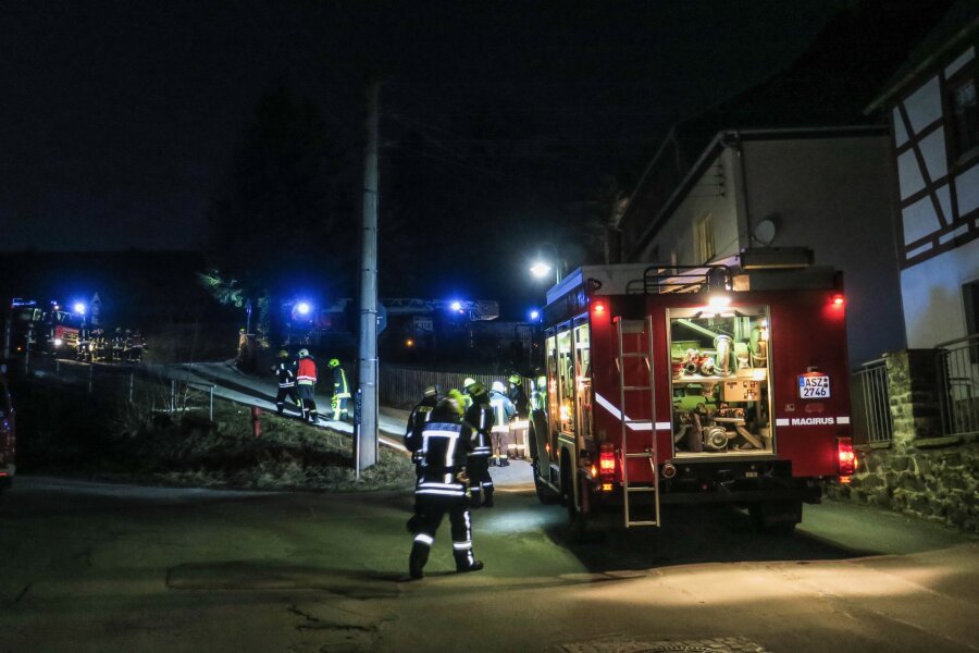 Schwarzenberg: Wohnungsbrand ruft Feuerwehr auf den Plan - Die Feuerwehr rückte in der Nacht zum Freitag zu einem Wohnungsbrand in Schwarzenberg an.