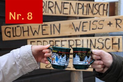 Schwarzenberger Adventskalender: Neue Glühweintassen werben schon für eine Spitzen-Veranstaltung 2024 - Das neue Glühweintassen-Motiv auf dem Schwarzenberger Weihnachtsmarkt wirbt für den Deutschen Klöppelkongress 2024 in Schwarzenberg.