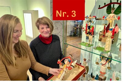 Schwarzenberger Adventskalender: Zwischen Himmel und Erde - Vicky Seidel (l.) und Anette Barth, die die Ausstellung konzipiert hat, beim Aufbau der Sonderschau im Schlossmuseum.