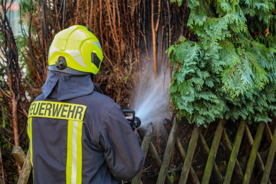 Schwarzenberger Feuerwehren löschen Heckenbrand in Neuwelt - Einen Heckenbrand haben die Schwarzenberger Feuerwehren in Neuwelt gelöscht.