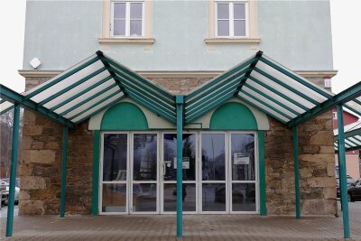 Schwarzenberger Stadträte sagen Nein zu Spielhalle am Bahnhof - Eingangsbereich vor den leerstehenden Räumlichkeiten. 