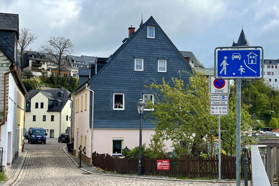 Schwarzenberger Vorstadt: „Schlupfloch“ wird Zähne knirschend geduldet - Die Vorstadt Schwarzenberg ist als Spielstraße ausgewiesen. Das bedeutet laut StVO Schrittgeschwindigkeit, maximal 7 km/h.
