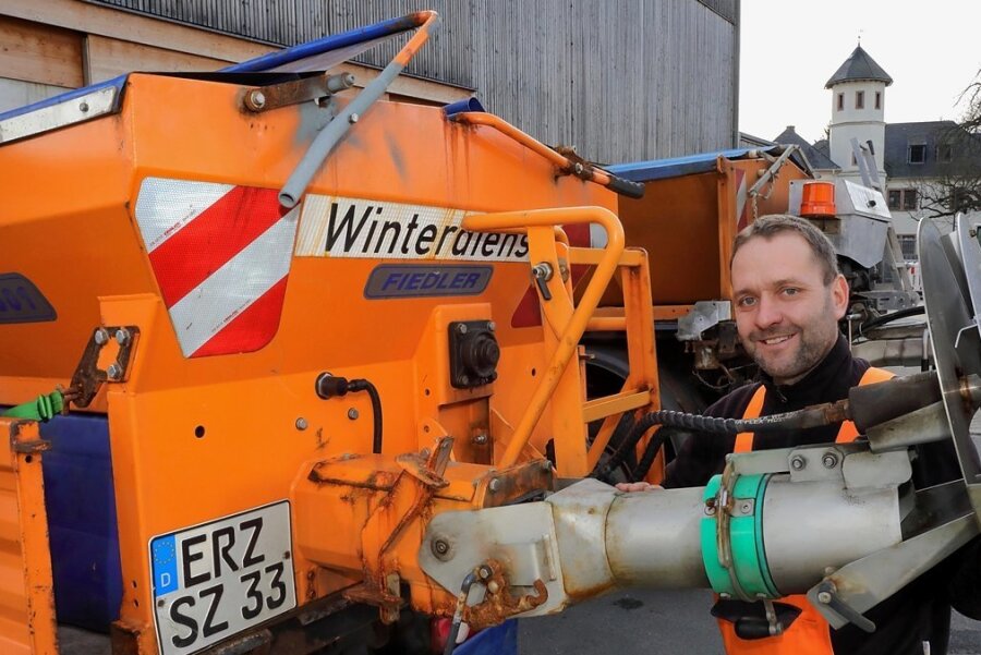 Schwarzenberger Winterdienst hat 86 Kilometer Straßen im Blick - Im Bauhof Schwarzenberg rüsten Mitarbeiter - hier der gelernte Kfz-Schlosser Andreas Matthes - Fahrzeuge für den Winterdienst um. 