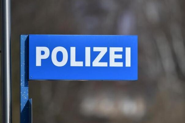Schwarzer BMW liefert sich Verfolgungsjagd mit Polizei - 