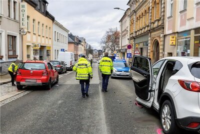 Schwarzer Montag: Unfall mit fünf Fahrzeugen in Falkenstein - Die Hauptstraße Falkenstein war während der Unfallaufnahme längere Zeit gesperrt. 