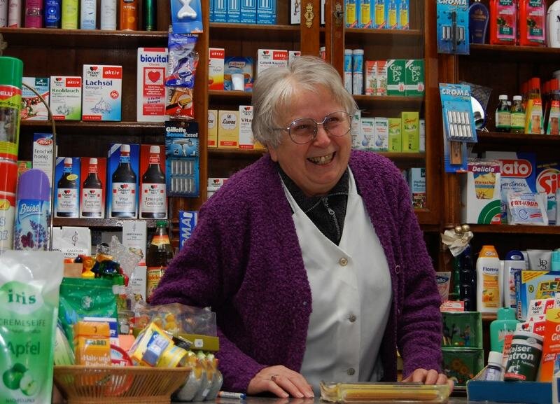 Schwatz gehört zum Einkauf bei der Drogistin - 
              <p class="artikelinhalt">Christa Zehmisch führt ihre historische Drogerie in Sayda noch immer. An den Ruhestand denkt die 72-Jährige noch nicht, und die Bewohner der Stadt danken es der Drogistin. </p>
            