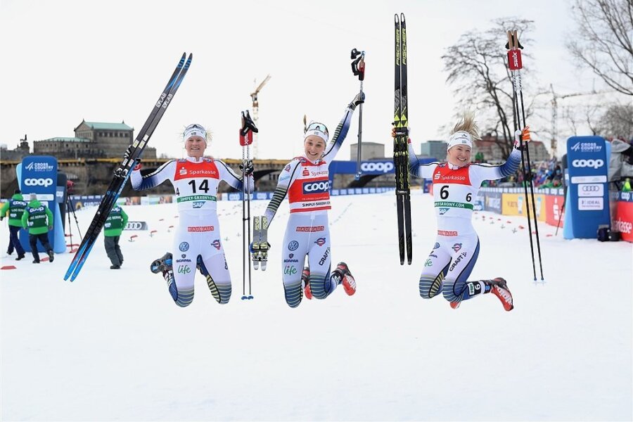 Schwedische Meisterschaften in Dresden: Freude pur bei Maja Dahlqvist, Stina Nilsson und Jonna Sundling (von links) nach dem Weltcupsprint am Elbufer.