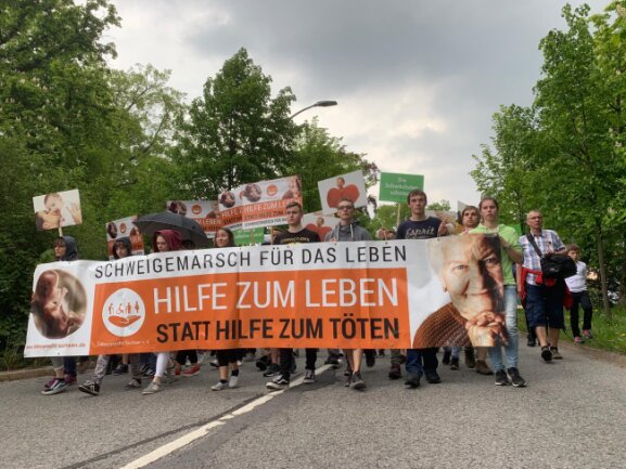 Schweigemarsch von Abtreibungsgegnern trotz Protesten weitgehend störungsfrei - Der Schweigemarsch für das Leben - hunderte nahmen am Samstag daran teil.