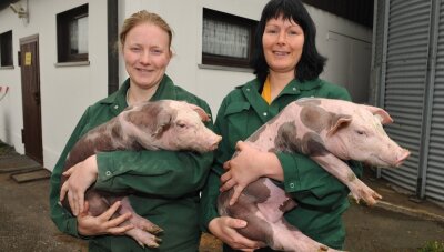 Kathleen Schüler und Eileen Schreiber mit Schweinenachwuchs