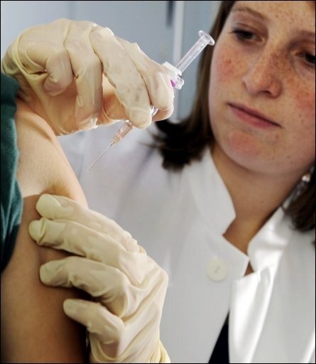 Schweinegrippe-Impfung wird teurer als vom Bund geplant - Die geplante Massenimpfung gegen die Schweinegrippe wird teurer als geplant. Ähnlich wie die gesetzlichen Krankenkassen gehen nun auch führende Vertreter der Gesundheitsministerien in den Ländern von deutlich höheren Kosten als der Bund aus. (Archivfoto)