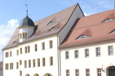 Schweinekopf am Rathaus aufgespießt: Limbach-Oberfrohna setzt 1000 Euro Belohnung aus - Das Rathaus in Limbach-Oberfrohna.