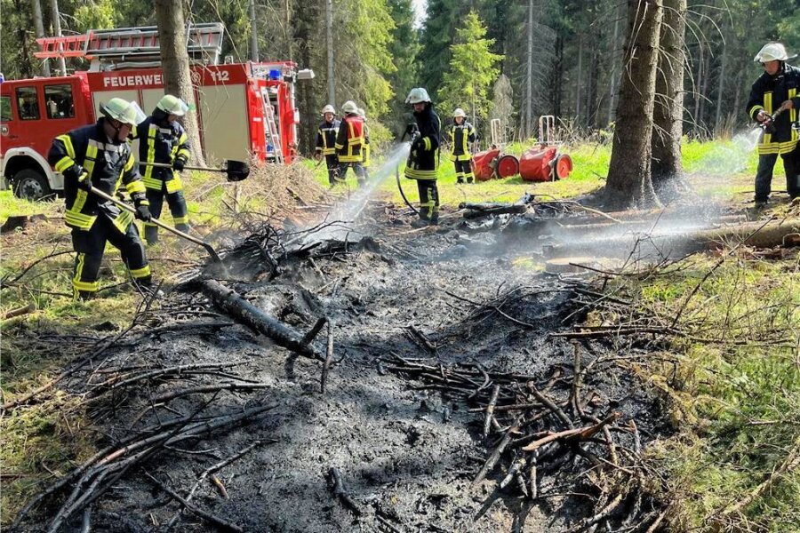 Schwelbrand im Forst bei Rauschenbach - Der Schwelbrand im Forstrevier Rauschenbach wurde zügig gelöscht. 