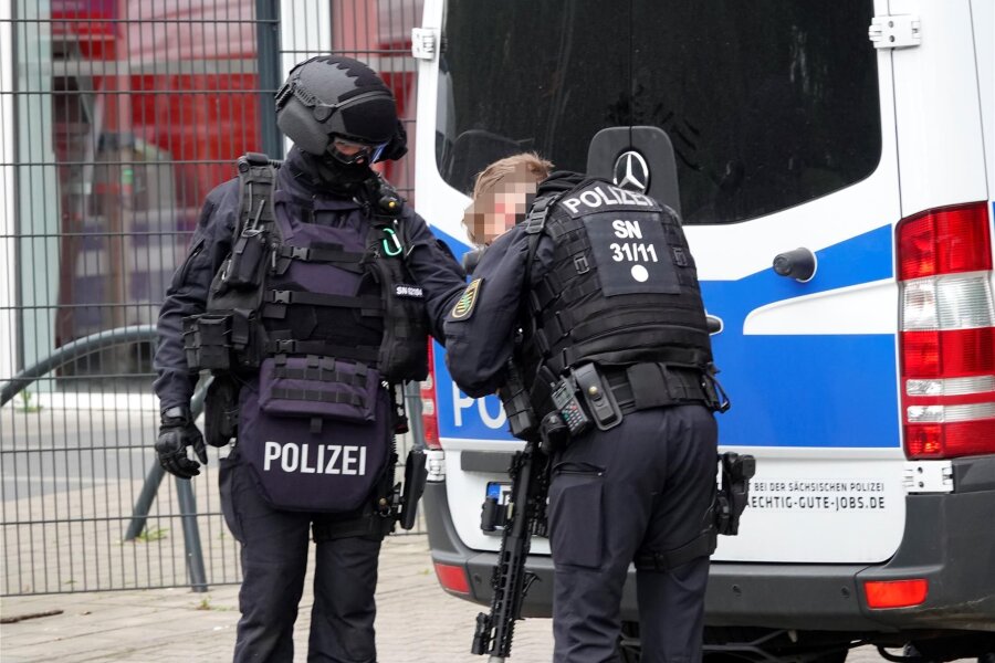 Schwer bewaffnete Polizisten führen Einsatz auf dem Chemnitzer Sonnenberg durch - Mit Schutzweste, Helm und schwerer Bewaffnung waren die Einsatzkräfte in einem Haus an der Hainstraße zugange.
