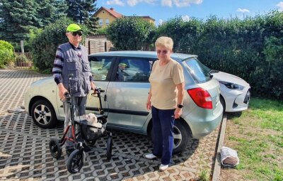 Schwerbehinderter parkt falsch: Behörde kennt kein Pardon - Günter Rauh (87), Ingrid Eschke (80) und Malteser-Hündin Bonny (14) in Mühltroff. Die Fahrt im Skoda Fabia nach Plauen ist immer etwas Besonderes. Die Tour am 2. Juli bereitet den Senioren bis heute Probleme. 
