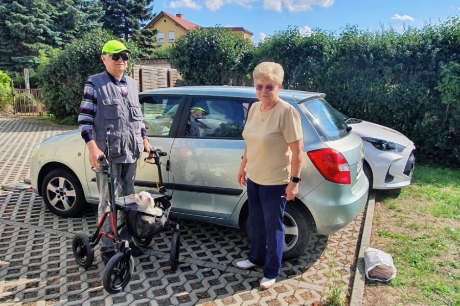 Schwerbehinderter parkt falsch: Behörde kennt kein Pardon - Günter Rauh (87), Ingrid Eschke (80) und Malteser-Hündin Bonny (14) in Mühltroff. Die Fahrt im Skoda Fabia nach Plauen ist immer etwas Besonderes. Die Tour am 2. Juli bereitet den Senioren bis heute Probleme. 