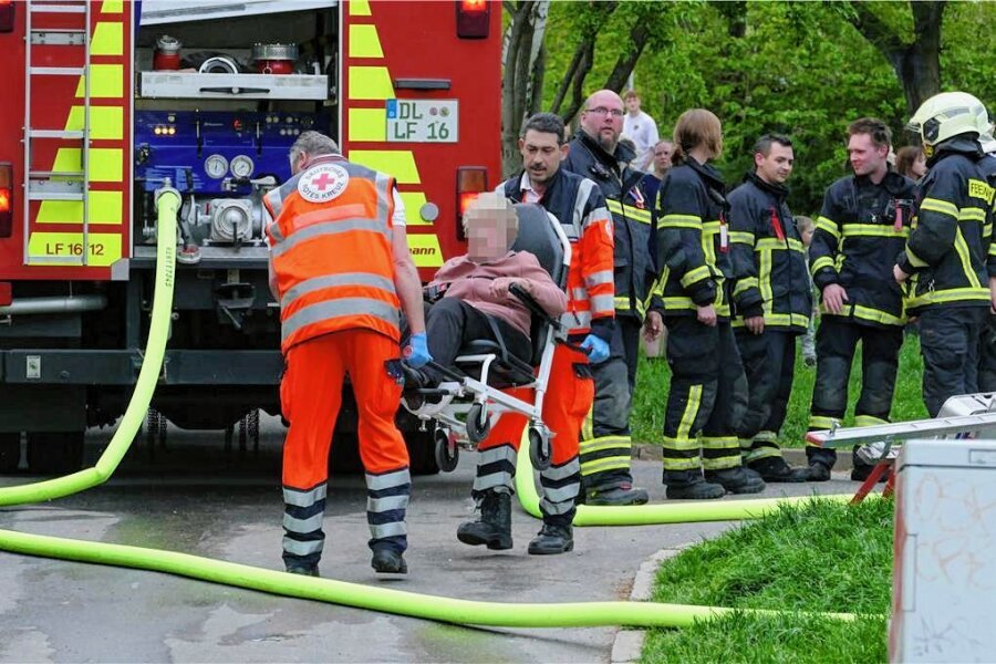Schwere Brandstiftung in Döbeln: 26 Personen aus Wohnblock gerettet - Am Donnerstag kam es gegen 19 Uhr zu einem Kellerbrand in Döbeln. 26 Personen mussten aus dem Haus gerettet werden. 