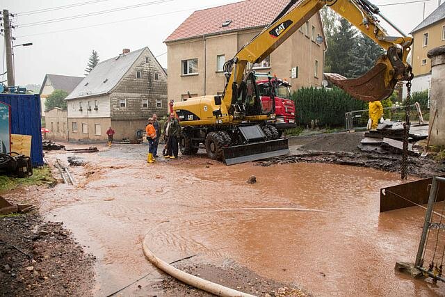 Gewitter und die Folgen: In Lugau regnete es am Mittag so stark, dass der Bach an der Talstraße das Wasser aus der Kanalisation drückte. Dabei stand das Wasser auf der Talstraße bis zu 50 Zentimeter hoch. 
