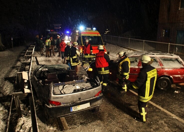 Schwere Unfälle auf glatten Straßen - 
              <p class="artikelinhalt">Unmittelbar nachdem die Feuerwehr das Dach des Peugeot entfernt hatte, begann der Notarzt mit den Rettungsmaßnahmen. </p>
            