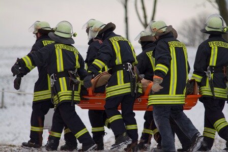 Schwerer Arbeitsunfall bei Königswalde - Insgesamt 21 Feuerwehrleute waren in unwegsamen Gelände mit der Rettung beschäftigt.