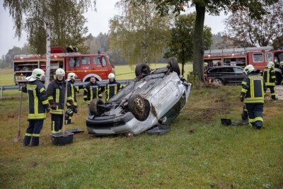 Schwerer Autounfall bei Schlettau: Lupo landet auf dem Dach - Auf dem Dach gelandet ist bei einem schweren Verkehrsunfall auf der B101 nahe Schlettau am Samstagmittag ein Lupo. 
