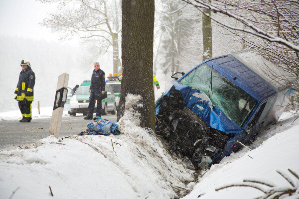 Schwerer Autounfall zwischen Zwönitz und Geyer - Der Transporter blieb nach der Kollision im Straßengraben liegen.