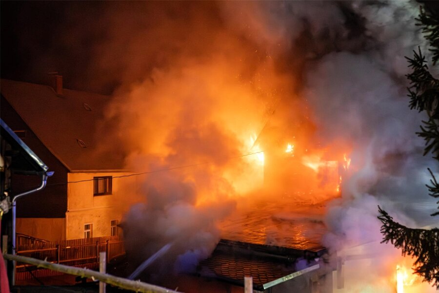 Schwerer Brand zerstört Wohnhaus im Erzgebirge vollständig - Polizei äußert sich zur möglichen Ursache - Aufgrund der starken Rauchentwicklung wurde die Bevölkerung gewarnt. Gegen 8.30 Uhr wurde die Warnung wieder aufgehoben.