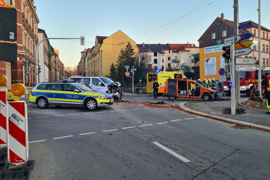 Schwerer Kreuzungscrash in Zwickau mit drei verletzten Personen - Unfall an der Kreuzung Olzmannstraße und Marienthaler Straße 