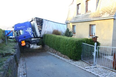 Schwerer Lkw-Unfall auf der B174 in Hohndorf - 