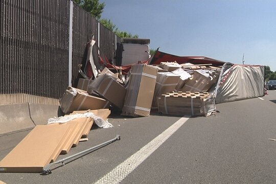 Schwerer Lkw-Unfall legt Verkehr auf A72 lahm - Fahrer war betrunken - 