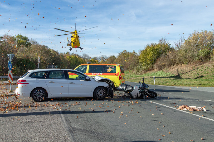 Schwerer Motorradunfall auf Autobahnzubringer S258 - Ein Peugeot und eine Honda stießen am Abzweig zur Stollberger Straße gegeneinander.
