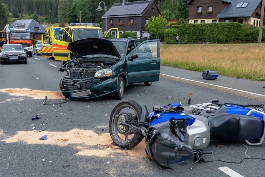 Schwerer Motorradunfall auf B 283 im Vogtland - Ein Motorrad der Marke Honda und ein Pkw Suzuki kollidierten am Donnerstagnachmittag auf der B 283.