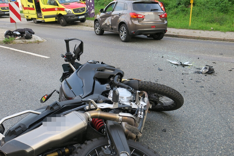 Schwerer Motorradunfall auf B169 in Bad Schlema - 