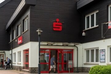 Schwerer Raub in Sparkasse Olbernhau: 26-Jähriger vor Gericht - Das Sparkassengebäude am Olbernhauer Gessingplatz. 