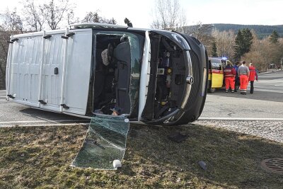 Schwerer Unfall am Fuß des Fichtelberges: Rettungshubschrauber im Einsatz - Bei einem schweren Unfall am Sonntagmorgen in Oberwiesenthal sind nach ersten Angaben ein Kleintransporter und ein Pkw kollidiert - jeweils der Marke Opel.