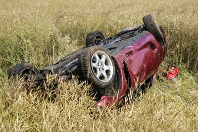 Schwerer Unfall an A 72 - Cabrio landet im Feld - Das Cabrio landete etwa 20 Meter von der Autobahn entfernt in einem Feld.