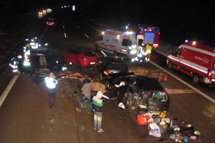 Schwerer Unfall auf A2 - Autofahrer fahren an Opfern vorbei - 