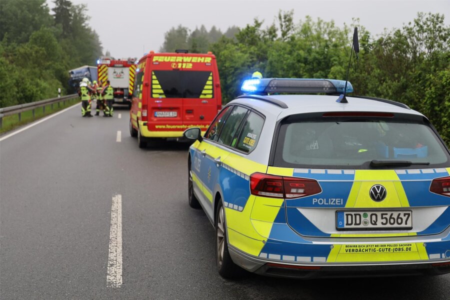 Schwerer Unfall auf Autobahnzubringer im Erzgebirge: Polizei rechnet mit mehreren Stunden Sperrung - Auf dem Autobahnzubringer hat sich zwischen Zwönitz und Elterlein Montagfrüh ein schwerer Unfall ereignet. Die Straße ist weiterhin gesperrt.