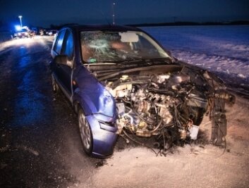 Schwerer Unfall auf Autobahnzubringer - Ein Pkw stieß auf dem Zubringer gegen einen Pick-up. 