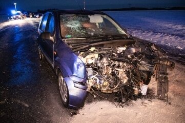 Schwerer Unfall auf Autobahnzubringer - Ein Pkw stieß auf dem Zubringer gegen einen Pick-up. 