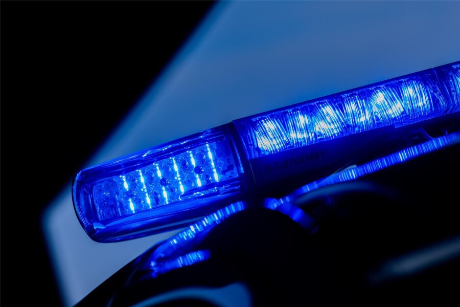 Schwerer Unfall auf B 92: Straße Richtung Plauen gesperrt - Mehrere Menschen wurden bei einem Unfall in Oberlosa verletzt.