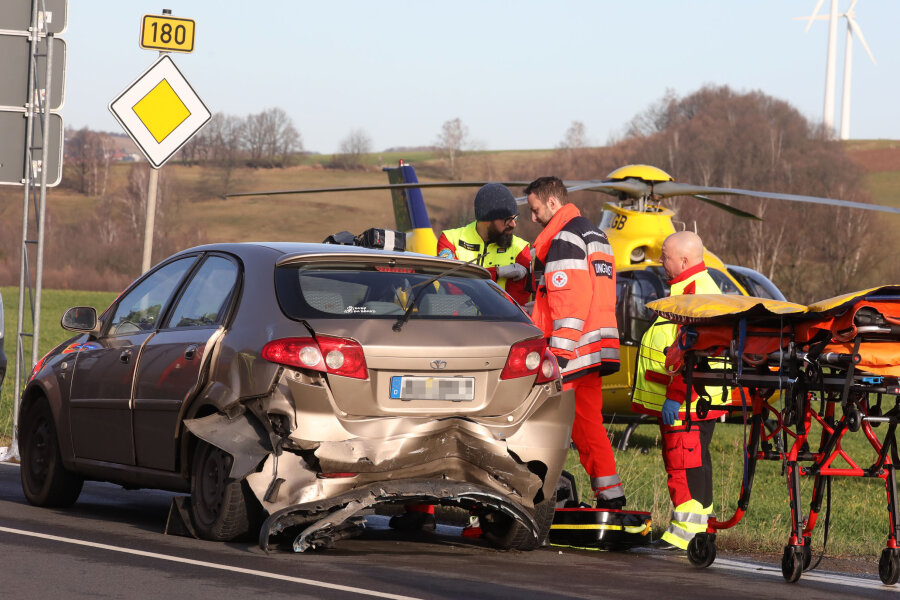 Schwerer Unfall auf B180 bei Gersdorf: Seniorin schwer verletzt - Ein schwerer Verkehrsunfall hat sich am Samstagvormittag auf der B180 bei Gersdorf ereignet.